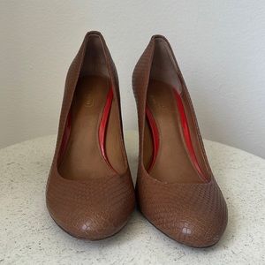 Coach 7.5 brown pumps